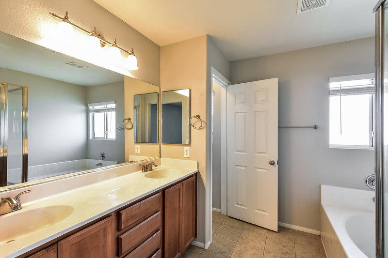 2,120/Mo, 3743 Winter Whitetail St Las Vegas, NV 89122 Main Bathroom View