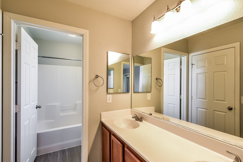 2,120/Mo, 3743 Winter Whitetail St Las Vegas, NV 89122 Main Bathroom View 2