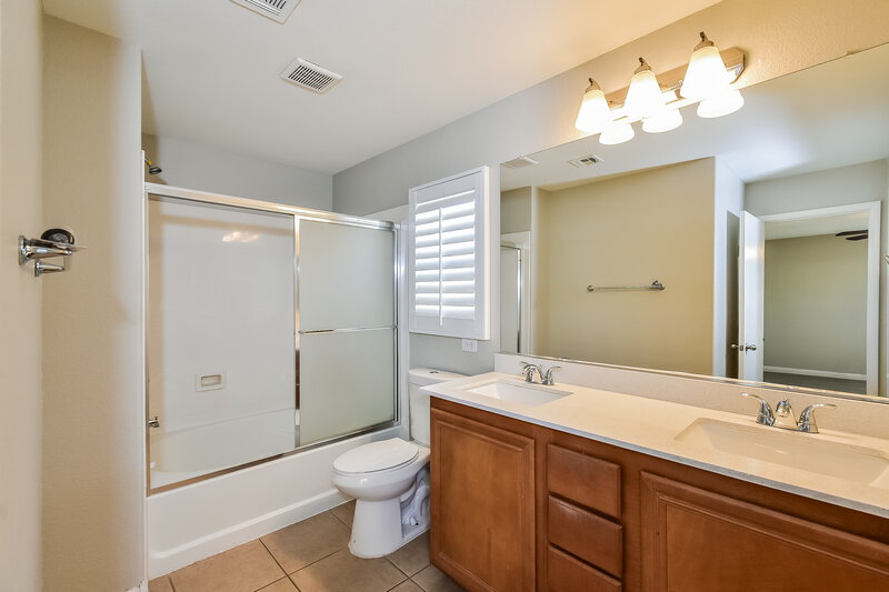 2,150/Mo, 9116 Spirit Canyon Ave Las Vegas, NV 89149 Main Bathroom View