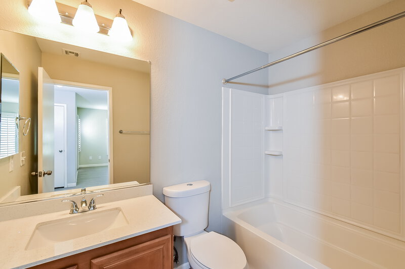 2,150/Mo, 9116 Spirit Canyon Ave Las Vegas, NV 89149 Bathroom View 2
