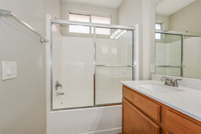 2,035/Mo, 1928 Caribou Creek Ct North Las Vegas, NV 89031 Main Bathroom View 2