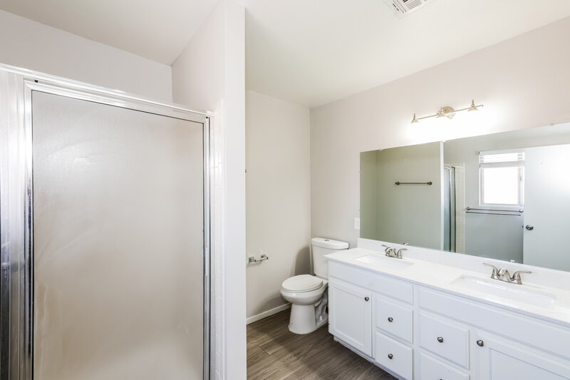 2,150/Mo, 361 Clover Glen Ct Henderson, NV 89015 Main Bathroom View