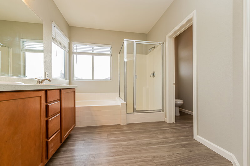 2,070/Mo, 8920 Brentwood Grove Ct Las Vegas, NV 89149 Main Bathroom View