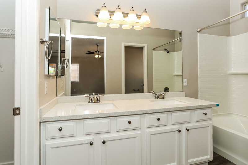 2,050/Mo, 516 Shallow Mist Ct North Las Vegas, NV 89032 Main Bathroom View