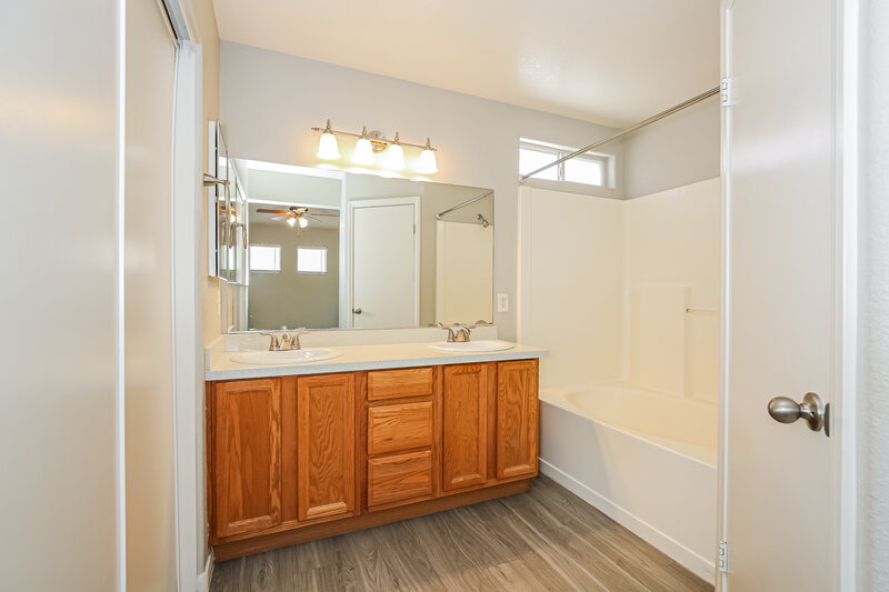 1,855/Mo, 3020 Sunrise Bay Ave North Las Vegas, NV 89031 Main Bathroom View