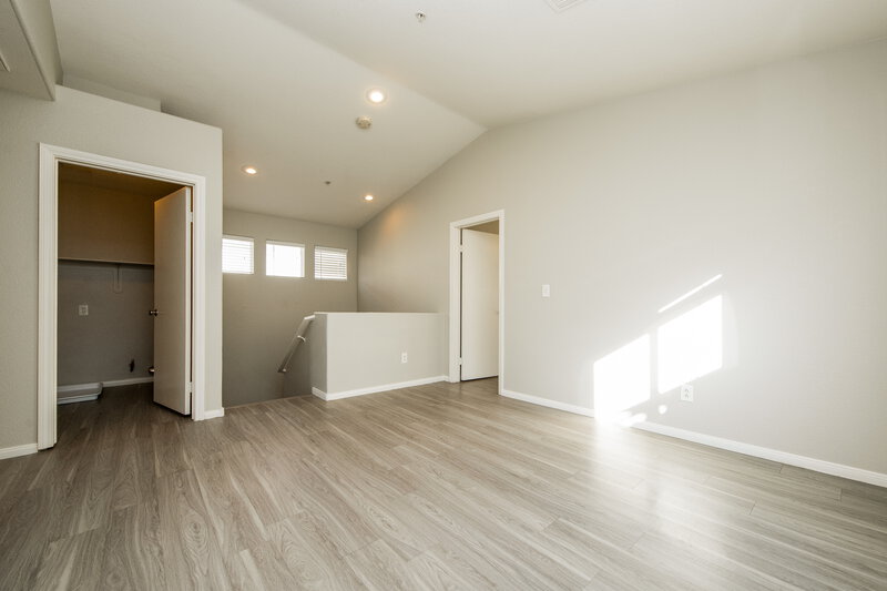 2,400/Mo, 3020 Sunrise Bay Ave North Las Vegas, NV 89031 Loft View