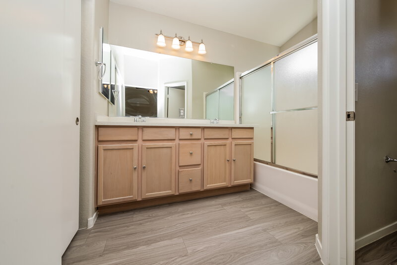 2,040/Mo, 3105 Macaroon Way North Las Vegas, NV 89031 Main Bathroom View