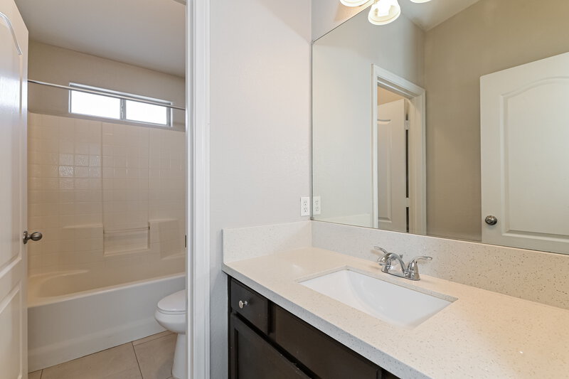 1,800/Mo, 5238 Olive Dale Ct North Las Vegas, NV 89031 Main Bathroom View