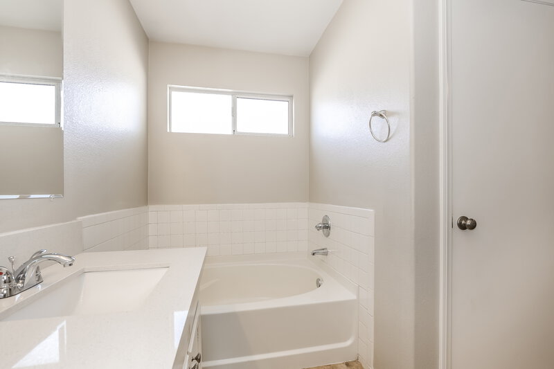 2,020/Mo, 3742 Saint Peter Ct North Las Vegas, NV 89031 Main Bathroom View 2