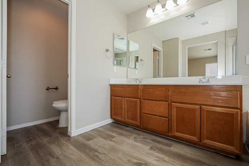 1,975/Mo, 927 Appaloosa Hills Ave North Las Vegas, NV 89081 Main Bathroom View