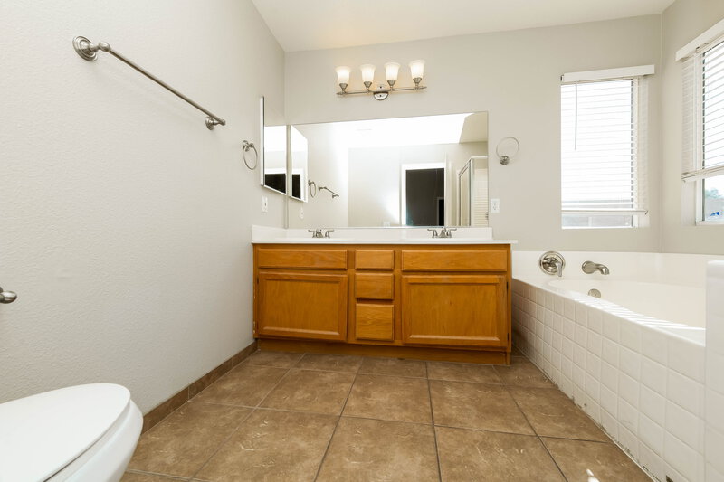2,085/Mo, 2415 Inlet Spring Ave North Las Vegas, NV 89031 Main Bathroom View