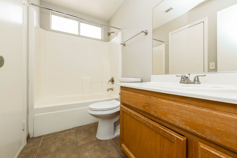 2,085/Mo, 2415 Inlet Spring Ave North Las Vegas, NV 89031 Bathroom View