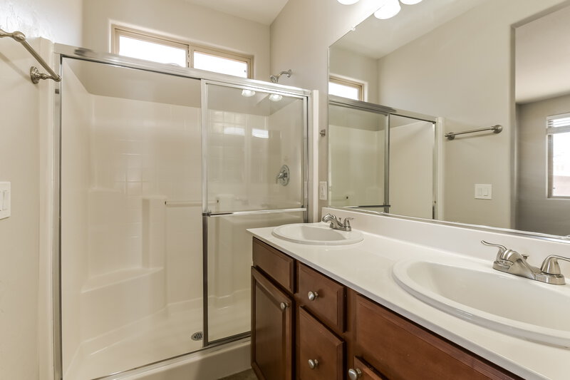 2,060/Mo, 712 Bridgeford Ct Henderson, NV 89011 Main Bathroom View