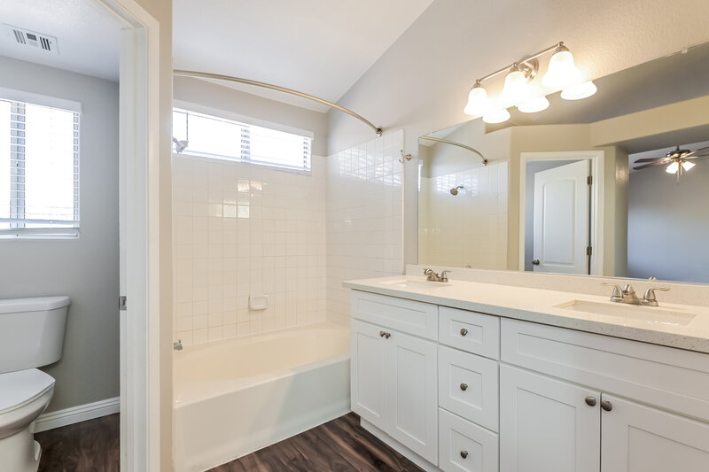 2,060/Mo, 712 Bridgeford Ct Henderson, NV 89011 Bathroom View 2