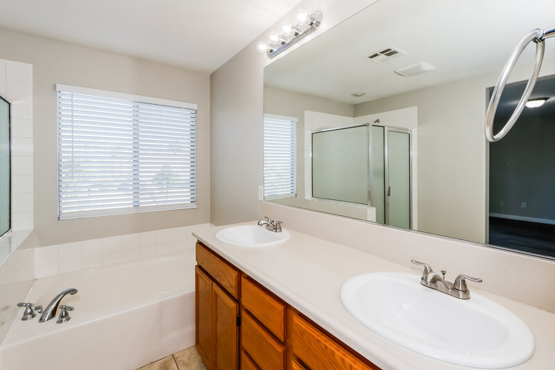 1,955/Mo, 1934 Barrel Oak Avenue North Las Vegas, NV 89031 Main Bathroom View