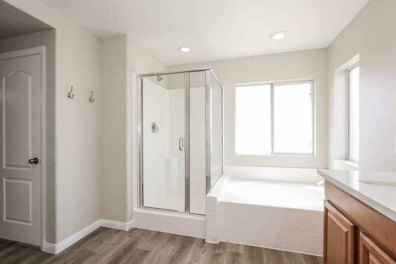 2,295/Mo, 1417 Beams Ave North Las Vegas, NV 89081 Main Bathroom View 2