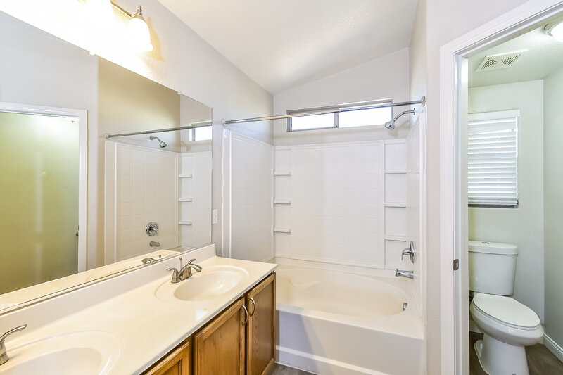 2,085/Mo, 3577 Chelsea Grove St Las Vegas, NV 89122 Main Bathroom View