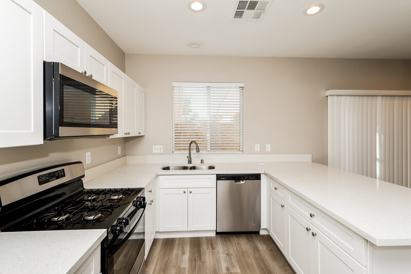 1,950/Mo, 4031 Meadow Foxtail Dr Las Vegas, NV 89122 Kitchen View