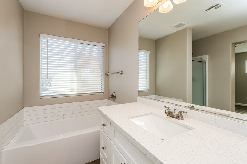 1,950/Mo, 4031 Meadow Foxtail Dr Las Vegas, NV 89122 Main Bathroom View