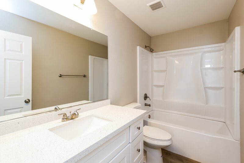 1,950/Mo, 4031 Meadow Foxtail Dr Las Vegas, NV 89122 Bathroom View 2