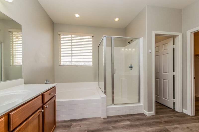 2,305/Mo, 7538 Tamany St Las Vegas, NV 89143 Main Bathroom View
