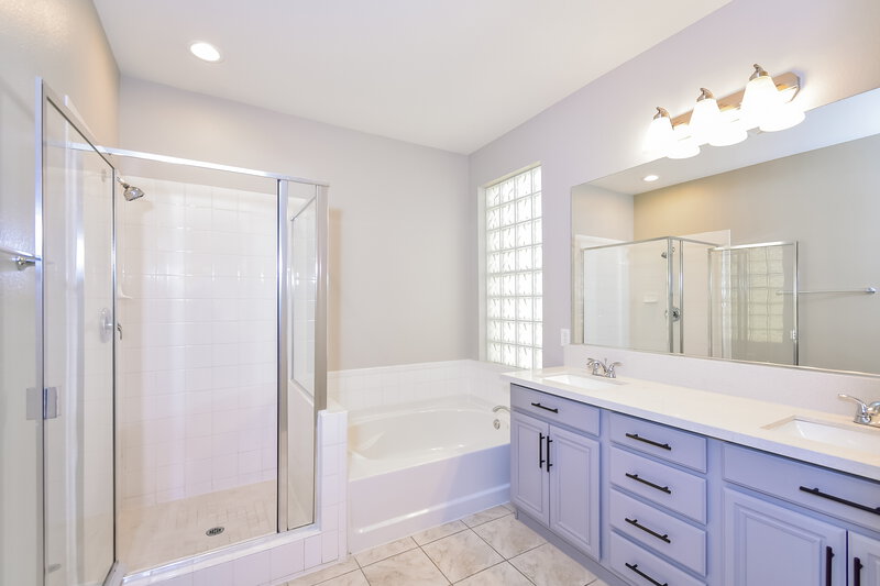 1,965/Mo, 5634 Via Victoria St North Las Vegas, NV 89031 Main Bathroom View