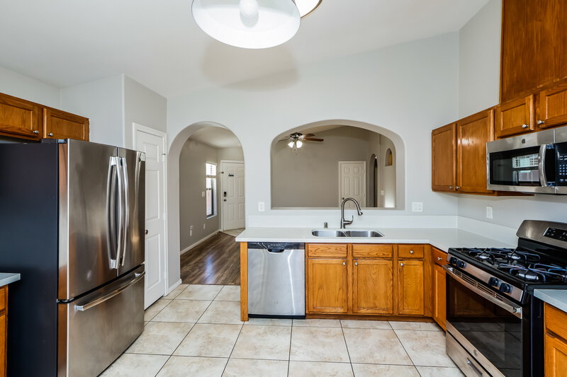 2,040/Mo, 6468 Duck Hill Springs Dr Las Vegas, NV 89122 Kitchen View 2