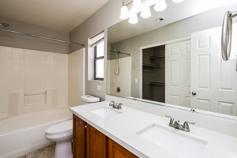 2,040/Mo, 6468 Duck Hill Springs Dr Las Vegas, NV 89122 Main Bathroom View