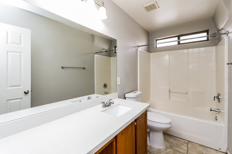 2,040/Mo, 6468 Duck Hill Springs Dr Las Vegas, NV 89122 Bathroom View