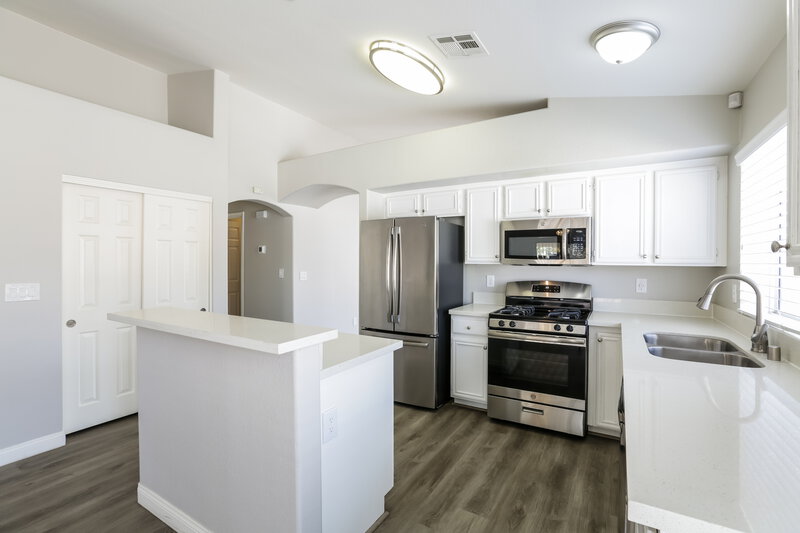 2,275/Mo, 3840 Quail Creek Dr North Las Vegas, NV 89032 Kitchen View