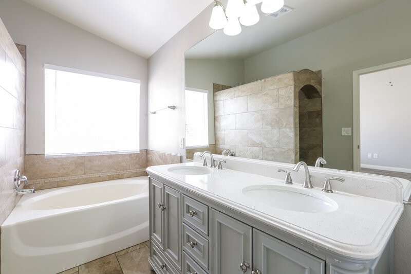 2,275/Mo, 3840 Quail Creek Dr North Las Vegas, NV 89032 Main Bathroom View