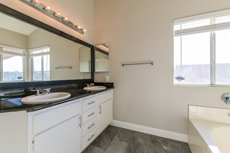 2,095/Mo, 2519 Hollow Oak Ave North Las Vegas, NV 89031 Main Bathroom View
