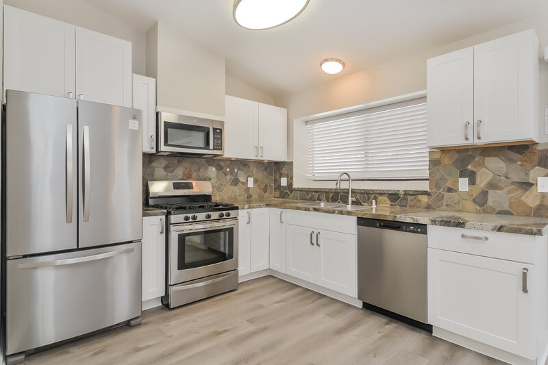 1,980/Mo, 7107 Rhapsody Ln Las Vegas, NV 89119 Kitchen View