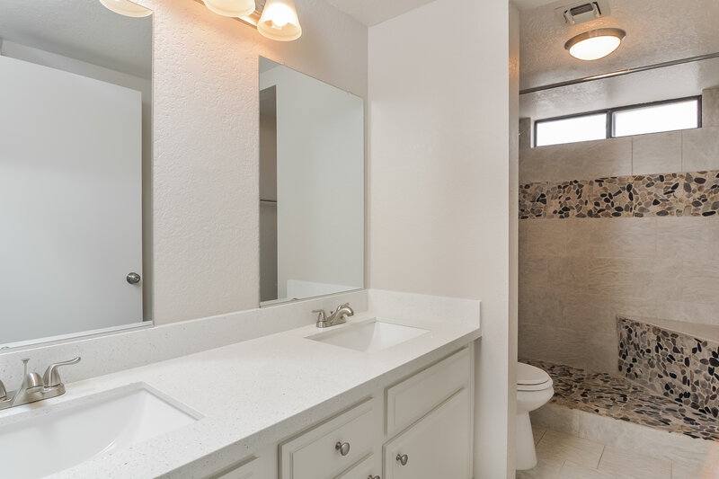 1,980/Mo, 7107 Rhapsody Ln Las Vegas, NV 89119 Main Bathroom View