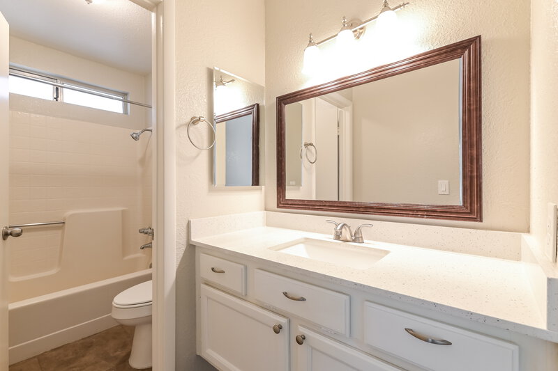 2,550/Mo, 8447 Palmada Dr Las Vegas, NV 89123 Main Bathroom View