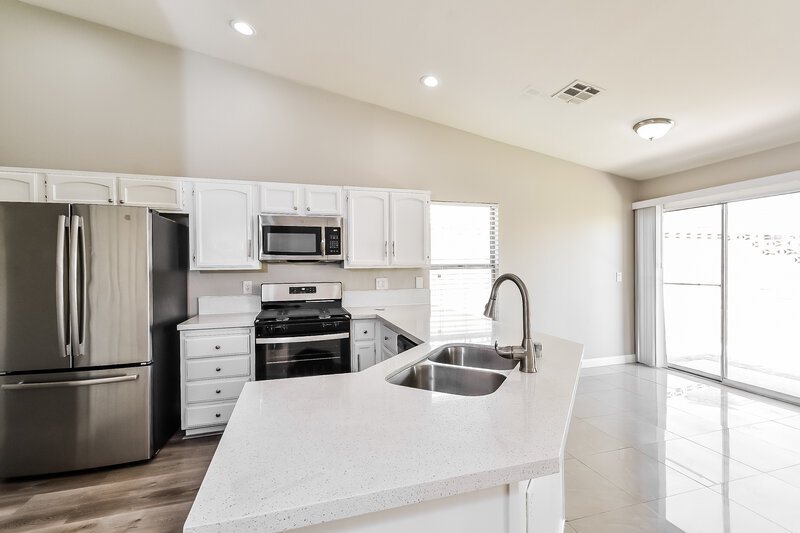 2,240/Mo, 2216 Jardine Ave North Las Vegas, NV 89032 Kitchen View