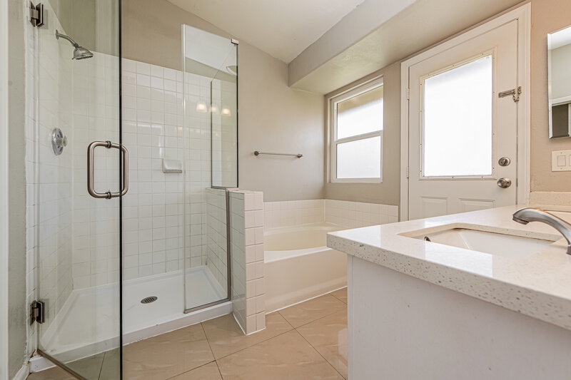 2,175/Mo, 2216 Jardine Ave North Las Vegas, NV 89032 Main Bathroom View