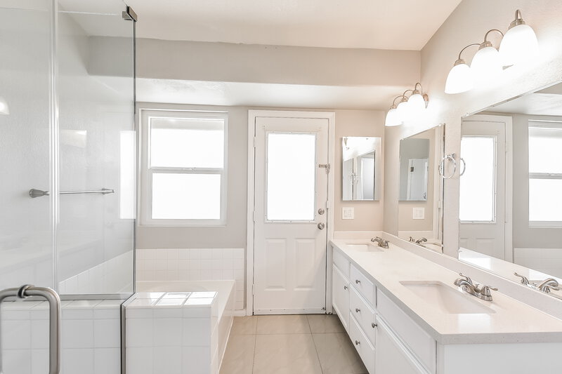 2,240/Mo, 2216 Jardine Ave North Las Vegas, NV 89032 Main Bathroom View
