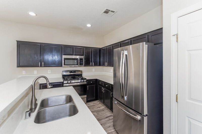 2,200/Mo, 5402 Royal Yacht Way North Las Vegas, NV 89031 Kitchen View