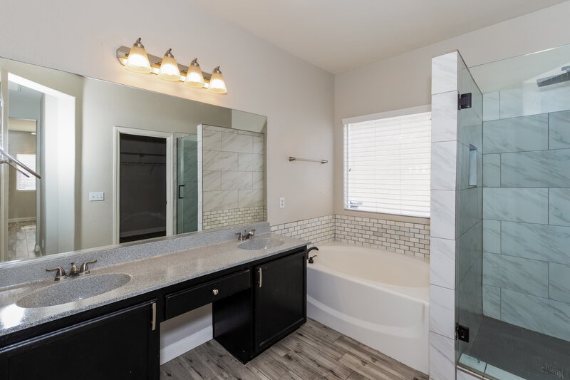 2,200/Mo, 5402 Royal Yacht Way North Las Vegas, NV 89031 Main Bathroom View