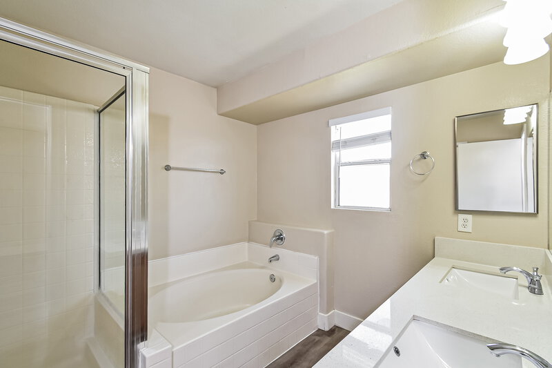2,240/Mo, 1820 Loida Ct North Las Vegas, NV 89031 Main Bathroom View