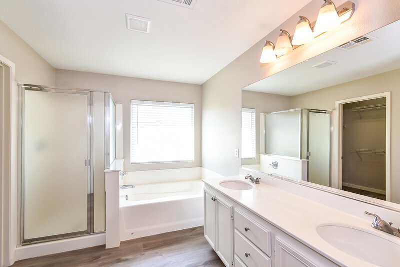 1,910/Mo, 6249 Capehart Falls Street North Las Vegas, NV 89081 Main Bathroom View