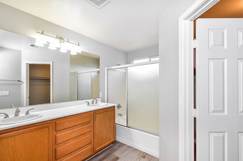 1,935/Mo, 5720 Athinas St North Las Vegas, NV 89031 Main Bathroom View