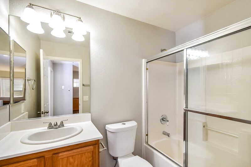 1,935/Mo, 5720 Athinas St North Las Vegas, NV 89031 Bathroom View
