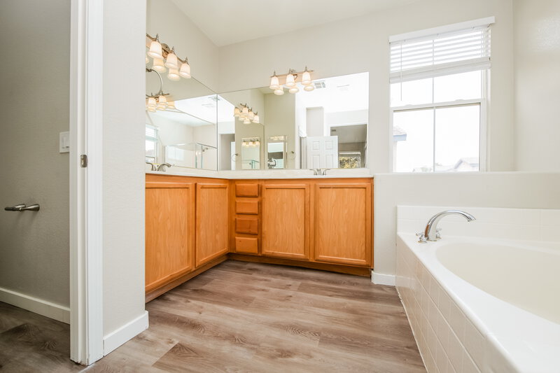 2,105/Mo, 4336 Hera Temple Ave North Las Vegas, NV 89031 Main Bathroom View