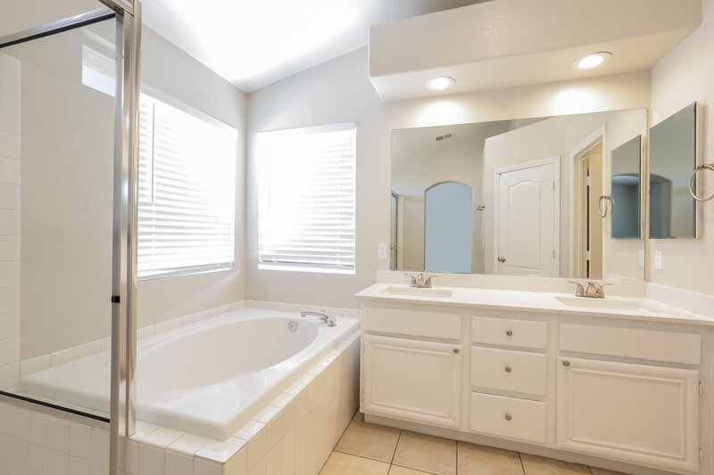 2,100/Mo, 560 Sandbar Ct Henderson, NV 89002 Main Bathroom View
