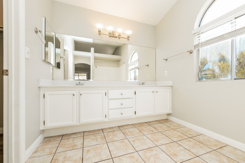 2,105/Mo, 3401 W Red Coach Ave North Las Vegas, NV 89031 Main Bathroom View