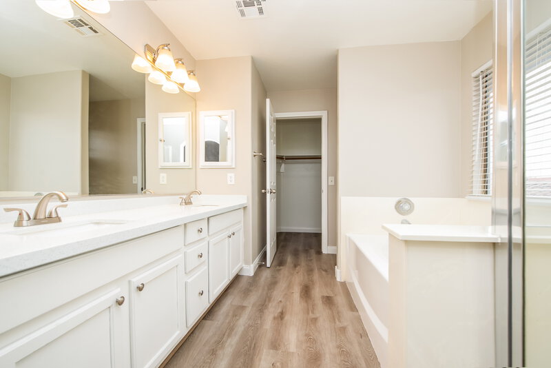 1,910/Mo, 1411 Dillon Ridge Dr North Las Vegas, NV 89081 Main Bathroom View