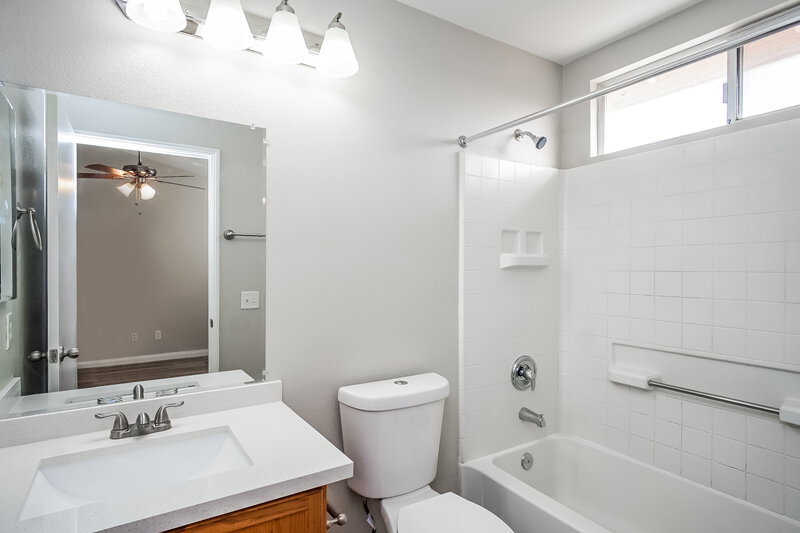 2,650/Mo, 4630 Zia Ridge St North Las Vegas, NV 89031 Master Bathroom View
