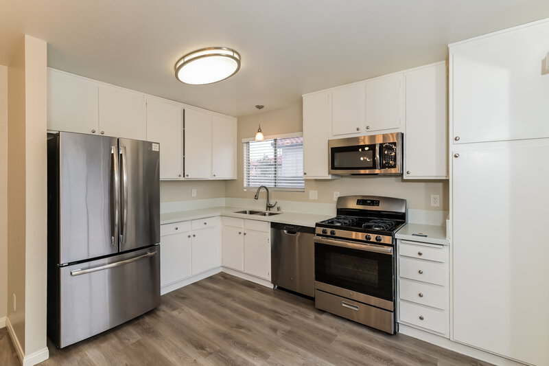 2,270/Mo, 8471 Shelly Rd Las Vegas, NV 89123 Kitchen View